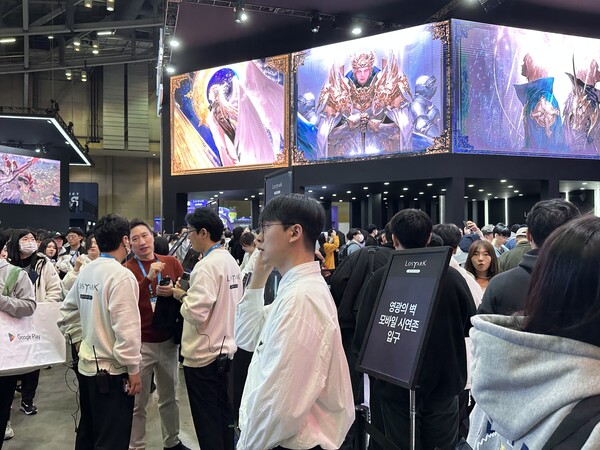 - 순식간에 긴 대기열이 형성된 스마일게이트RPG 부스