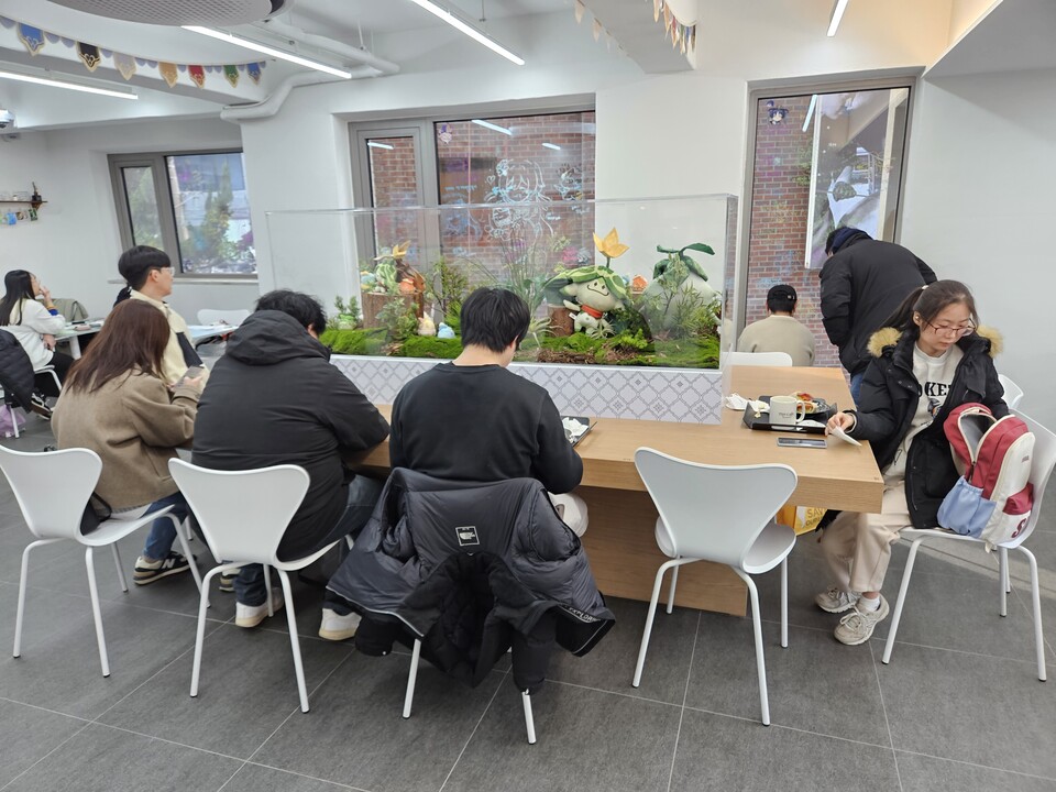 - 홍대 '원신 카페 인 서울'