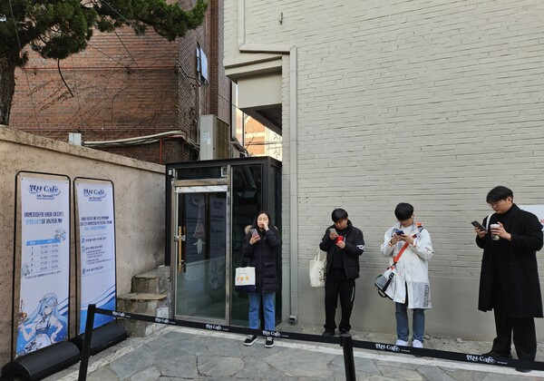 - 추운 날씨에도 얼리버드족은 일찍 도착해 대기 중이다