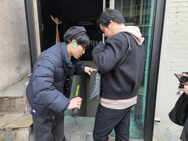 - 입장 전 철저한 검사를 거쳐야 한다