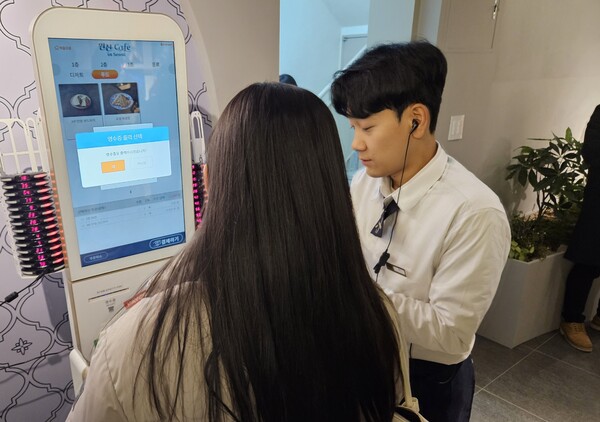 - 친절하게 카페 메뉴 주문을 도와주는 스태프