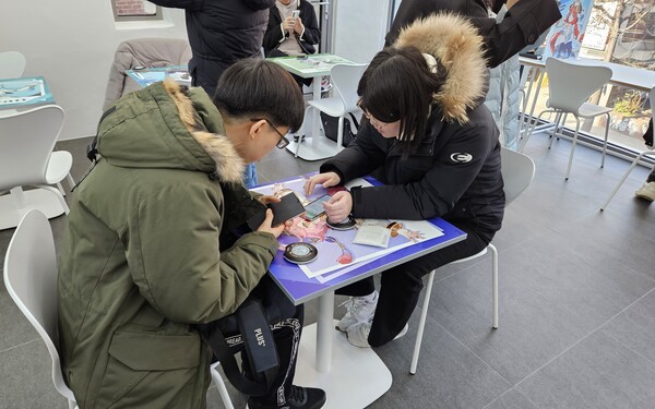 - 앉아서 주문한 메뉴가 나오기를 기다리는 중