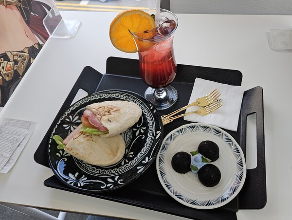 - HP가 만땅이 될 것 같은 샌드위치와 숯탄 휘낭시에