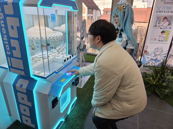 - 키링 뽑기를 한 번에 성공하면 주변 사람들이 박수쳐준다