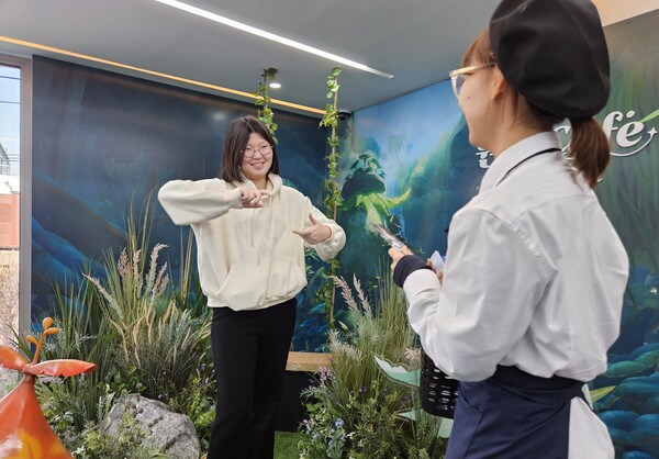 - 포즈를 따라하면 좋은 걸 받을 수 있다니까?