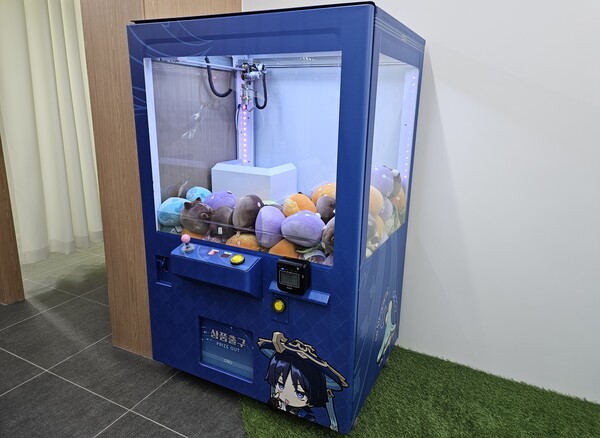 - 다들 인형 뽑을 자신이 없었는지 인형뽑기 기계는 한산했다
