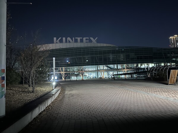 - 멀리서도 실내에 사람들이 분주하게 움직이는 모습이 보인다