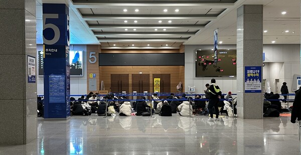 - 선발대는 앉아있다