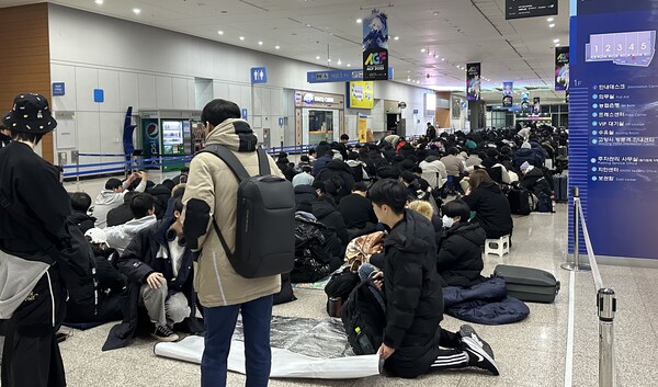 - 착석한 1차 대기열 "끝이 보이시나요?"