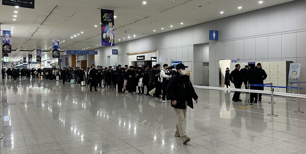 - 안전을 위해 착석 대기 중인 2차 대기열