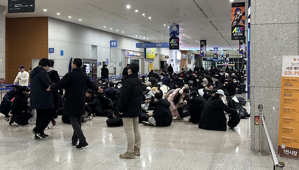- 안전을 위해 순차적으로 착석시키는 안전 요원들