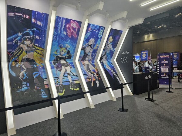 - 입장 대기줄에선 익숙한 캐릭터들을 만나볼 수 있다