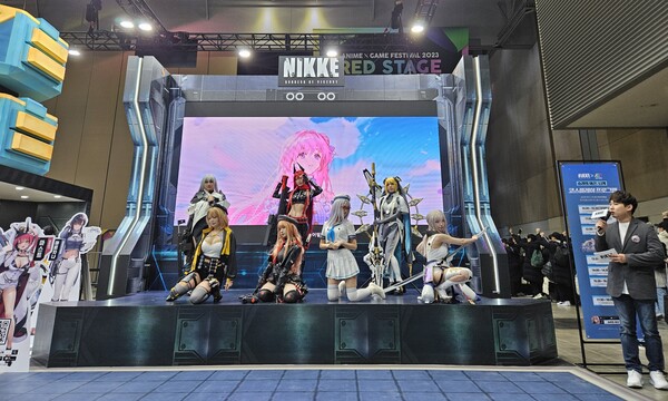 - 무대에서는 게임 속에서 튀어나온 듯한 니케들이 포즈를 취하고 있었다