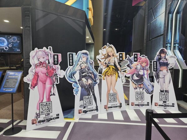 - 포토존에 세워진 등신대 중 다들 좋아하는 앨리스가 눈에 띈다