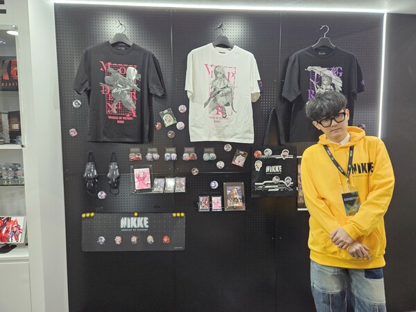 - 구매 줄을 기다리는 동안 판매 중인 굿즈를 구경할 수 있다