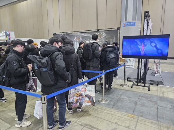 - 대기줄이 많음에도 지친 기색 없이 굿즈를 구매하기 위해 대기하는 사장님들