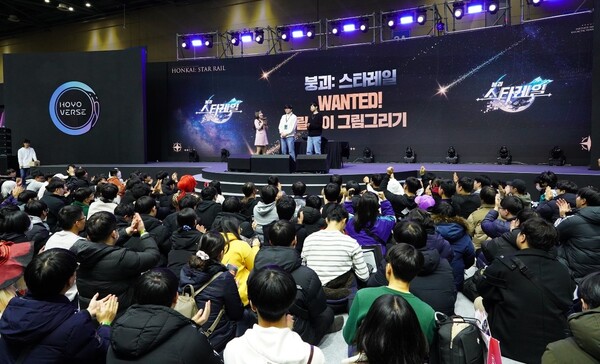 - 호요버스 부스 메인 무대 이벤트와 참여 중인 관람객