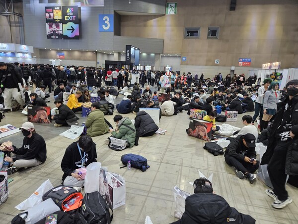 - 사람이 너무 많고 공간이 부족해 주저 앉아 쉬고 있는 관람객들