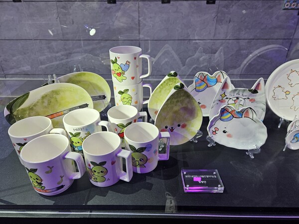 - 너무너무 귀여웠던 코니와 모코코 머그컵, 접시들