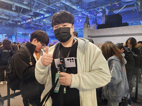 - 굿즈 대기열에서 만난 ‘로마러’, 페스타 한정 굿즈는 잘 구매하셨나요?