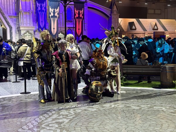 - 에스더들도 페스타 축하를 위해 모였다