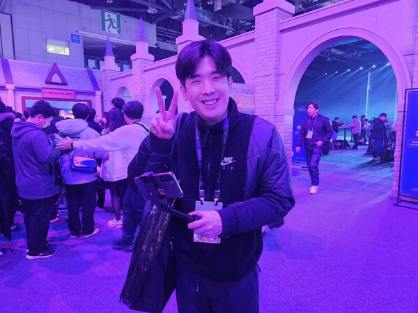 - 칙칙한 보라색 조명도 가리지 못한 '쑤바 형'의 미모