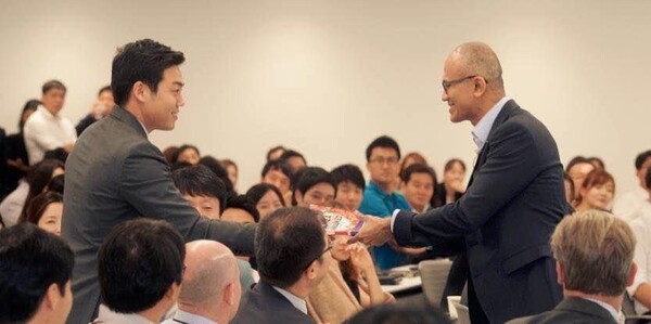 2015년 마이크로소프트의 사티아 나델라 CEO(오른쪽)와 함께. 사진=김규진