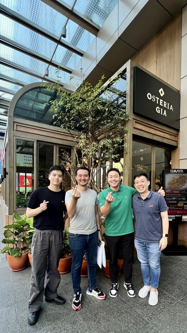 인도네시아 협력사를 방문한 김규진 대표(오른쪽에서 두번째). 사진=김규진