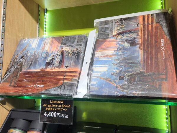 - 갤러리 옆에 위치한 굿즈샵에서 구매할 수 있다 