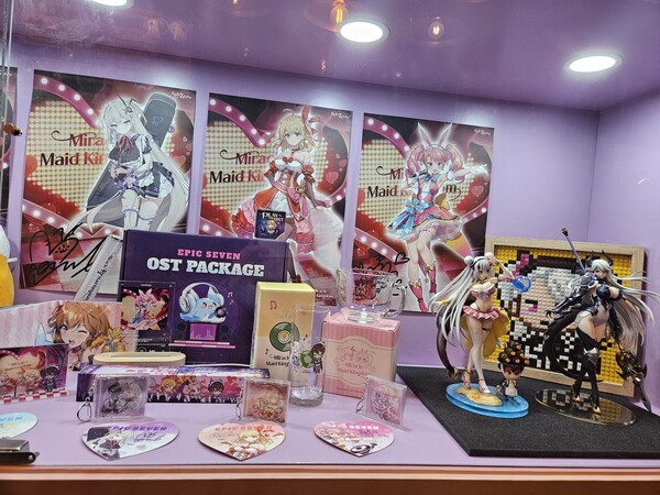 - 전시 중인 에픽세븐 굿즈들