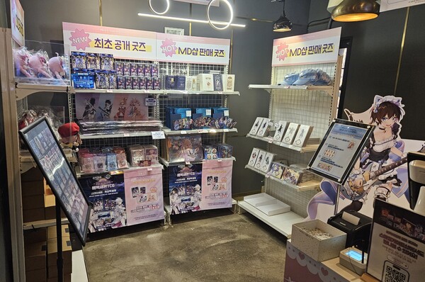 - 역시 팝업 카페에 왔으면 한정 굿즈부터 체크해야겠지