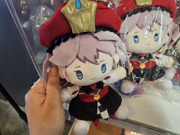 - 트레이딩 카드 밑에는 깜찍한 봉제 인형이