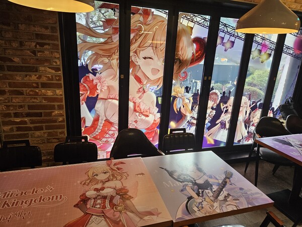 - 아늑한 테이블에서 한정 메뉴를 즐길 수 있다