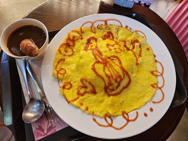 - 라이아가 직접 그려준 베이스와 고양이