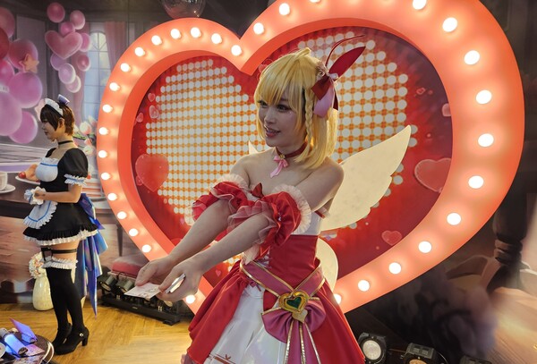 - 담당 메이드 외에도 명함을 주며 인사해준다