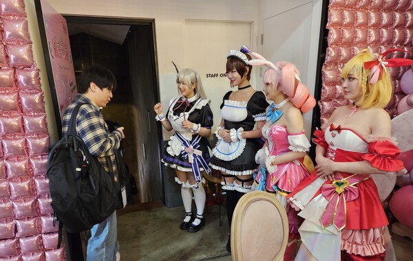 - 퇴실...이 아니라 외출할 때도 다정하게 인사해주는 메이드들