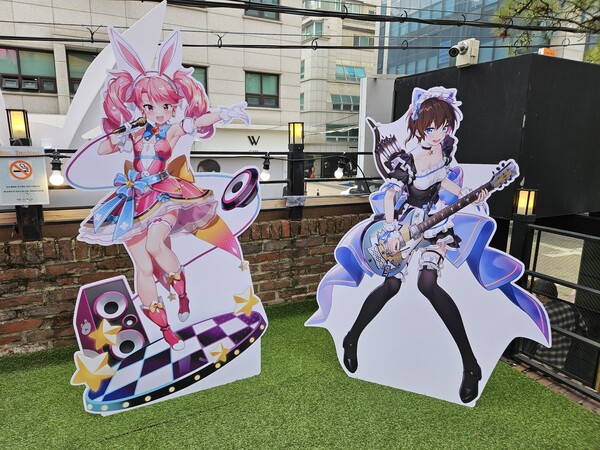 - 카페 외부에도 예쁜 포토존이 마련돼 있으니 놓치지 말자