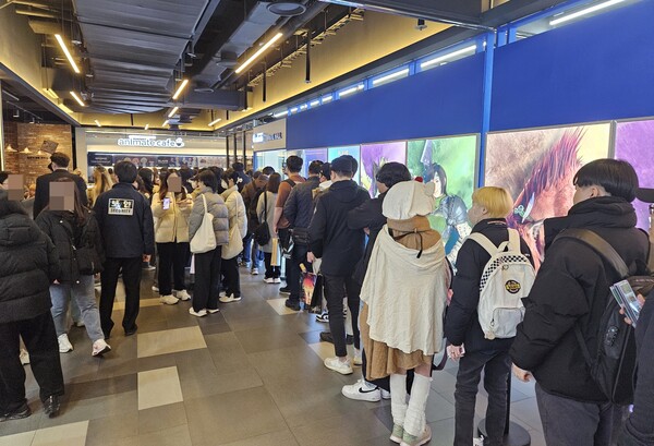 - 하마구치 디렉터 사인회 줄이 길게 늘어서 있다