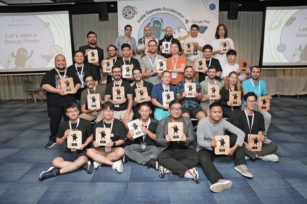 '2022 인디 게임 액셀러레이터' 프로그램 참여 개발사들이 졸업식 기념촬영을 하고 있다