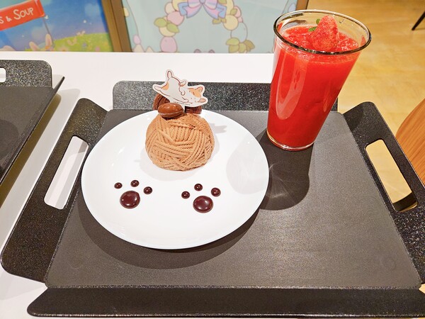 - 초코 털실 케이크에 콕콕 찍힌 발자국이 포인트