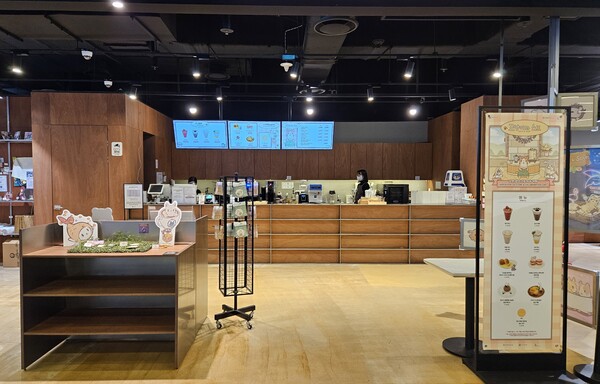 - 왠지 태그: 코지가 붙을 것 같은 아늑한 분위기의 컬래버 팝업 스토어