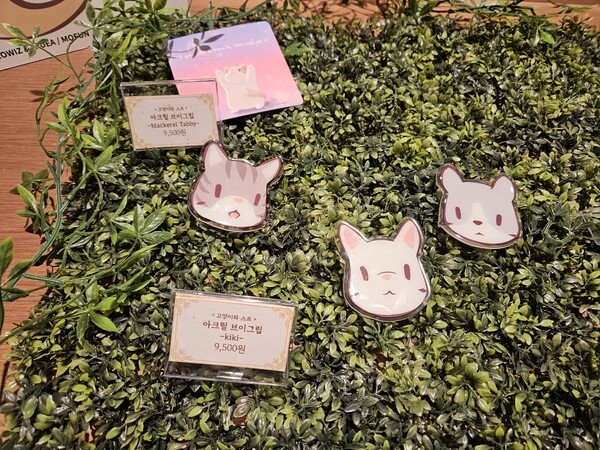 - 이런 식으로 판매 중인 굿즈가 전시돼 있다