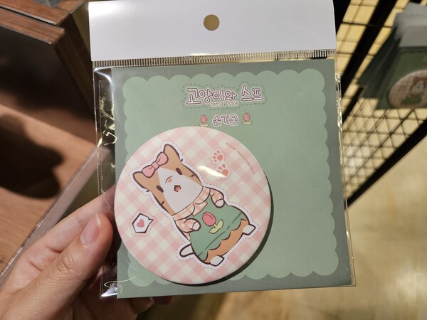 - 손거울 일러스트가 귀여워서 홀린 듯 샀다