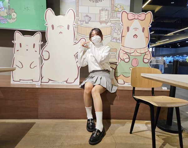 - 야무지게 포즈를 취하는 집사님 "광고 시간 조금만 줄여 주세요! 그 외에는 만족스럽습니다"