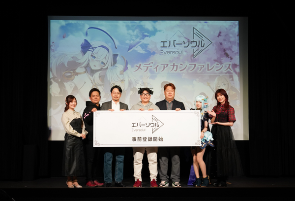 MC 츄니(왼쪽부터)와 일본 운영 PM 츠루P, 카카오게임즈 이시우 부사장, 나인아크 김철희 PD, 나인아크 이건 대표, 코스프레 모델 아카세 아카리, 성우 마에다 레나가 미디어 콘퍼런스 포토타임 가졌다.