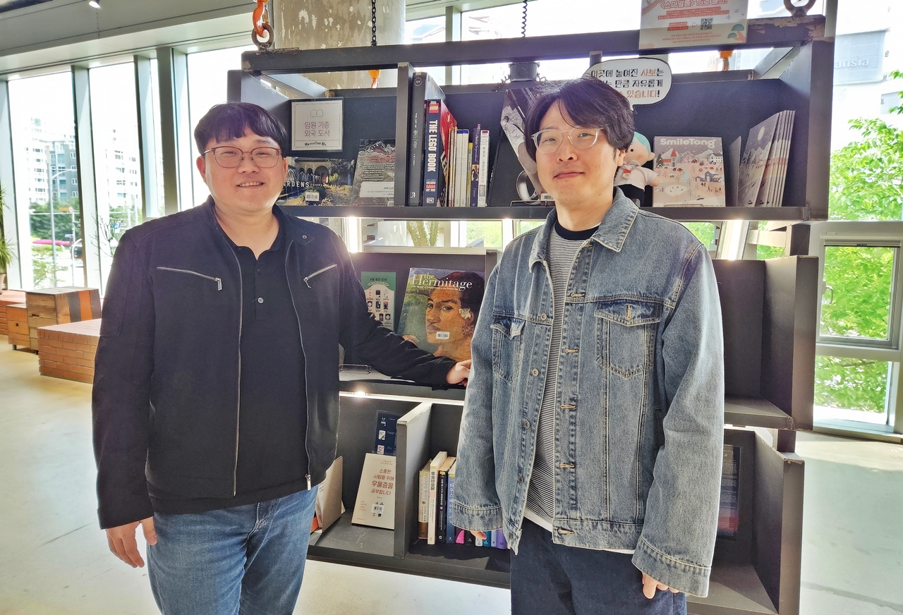 - 삼진인터내셔널 임원규 크로스 카드 총괄 기획자(좌), 스마일게이트 안상욱 IP 사업 담당 