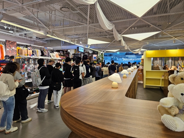 - 홍대 AK 플라자를 가득 메운 팬들