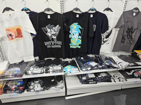 - 소닉이 프린트된 각양각색의 티셔츠가 준비됐다