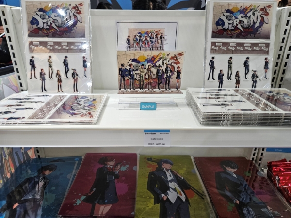 - 아크릴 디오라마 외에도 다양한 굿즈가 있다