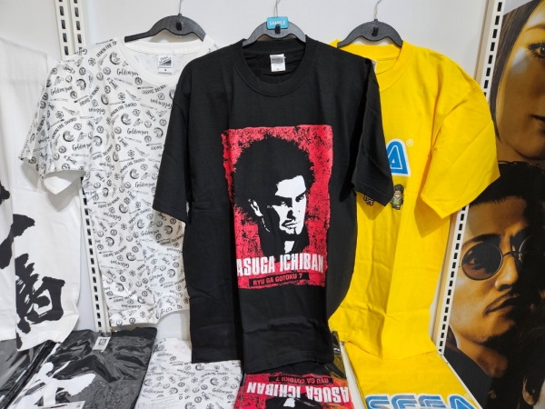 - 주인공 카스가 이치반이 돋보이는 티셔츠